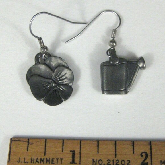 PP Garden Pansy Watering Can Earring Pierced Jewelry Pewter Hook - Picture 4 of 4